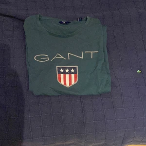 Gant tröja - Två stycken gant tröjor av samma modell. Knappt använda men finns en liten defekt på den blåa tröjan. Som kräver en extrem noggran syn för att den ska synas    