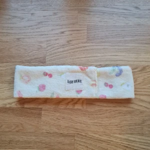 Djerf Avenue terry headband - Superfint terry headband i fruit från Djerf Avenue 💓 Den är välanvänd men fortfarande i bra skick, därav priset :)