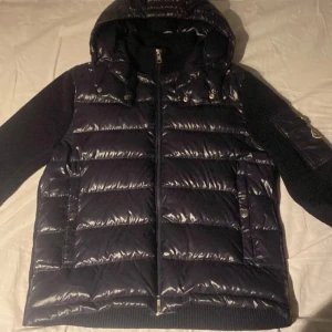 Moncler navy tricot zip up cardigan - En moncler cardigan använd men inga alls slitage eller andra skador på jackan inprincip ny skick . Storlek M. De bara att skriva för funderingar👍🏻