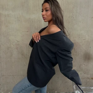 Grå kavaj ”VERA” - Grå oversized kavaj. Köp via Instagram @avint.uf 🩷