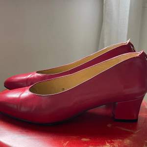 Så fruktansvärt gulliga röda skor som passar till allt!❤️ finns inga som dessa skor!
