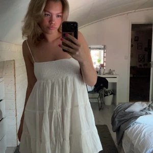 Mini klänning  - Mini klänning från zara, använd en sommar! Fint skick🩷