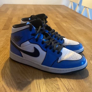 Jordan 1 mid signal blue - Storlek 43-44, dom är i bra skick (8/10) endast använda ett fåtal gånger. Ny pris för denna skon är mellan 3-4 tusen och mitt pris 1500kr