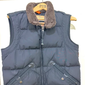 Parajumpers puffer väst - Parajumpers Puffer Polyester XLInternational, ingen användning utav västen, jätte fin skick, passar till allt, storleken på västen passar både M-L. tvivla inte att skriva om du har några frågor! Pris kan diskuteras!
