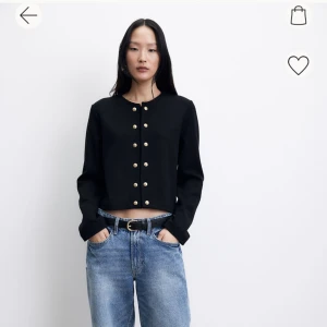 Tröja hm - Säljer denna tröja från hm med dubbelknäppning!! Går att öppna om man vill ha den öppen!! Köpt för 329 använd 1 gång❤️‍🔥❤️‍🔥