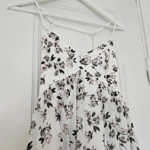 Sommarklänning  - Sommarklänning från hollister som ej säljs längre💘 använd en gång & skicket är som nytt!