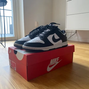 Nike Dunk Low Panda - 7/10 cond Äkta och har kvitto Kom privat om du har någon fråga eller för mer bilder på något specifikt  Perfekt till sommaren 