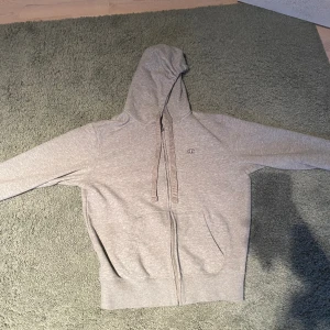 Champion hoodie - Fin champion hoodie säljs i bra skick och är väldigt prisvärd!