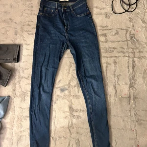 Skinny Jeans - Skinny Jeans ’MOLLY’ från Ginatricot. Storlek M. Knappt använda, Max 2 gånger. Original pris 359kr