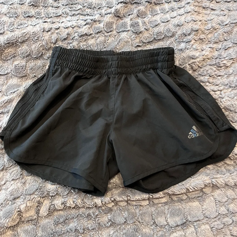 Ett par svarta träningsshorts från Adidas i storlek S. Shorts.