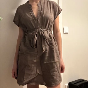 Grön strandklänning - Grön klänning som köptes från shein ett par år sedan ”Mididress” storlek S men sitter ganska löst, den har sitt egna bälte så du kan själv bestämma hur right du vill att den ska vara runt midjan 125kr + frakt