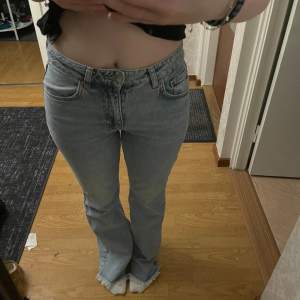 Jeans från Gina tricot, ljusblå bootcut med fransar nertill