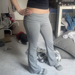 Gråa yoga pants - SÅ SNYGGA gina young yoga pants i storlek 146/152 och sitter perfekt för folk med kortare ben, innerbenslängden är runt 173cm och byxorna har snyggaste passformen!💗