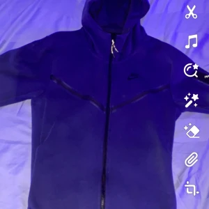 nike tech fleecetröja  - Det är en nike tech fleece tröja som har använts ca 3 gånger pågrund av att den var för stor jätte bra skick och väldigt fräsch 