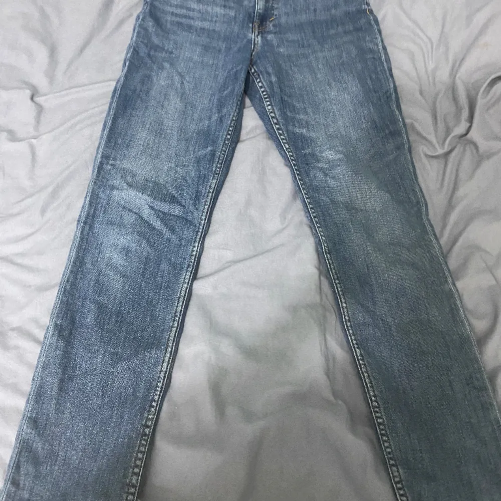 Jag säljer mina h&m jeans pågrund av att dom e för små.   Storlek 13-14y  164cm Form skinny fit. Jeans & Byxor.