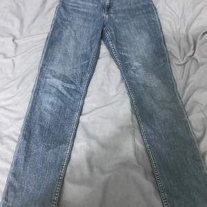 Jag säljer mina h&m jeans pågrund av att dom e för små.   Storlek 13-14y  164cm Form skinny fit