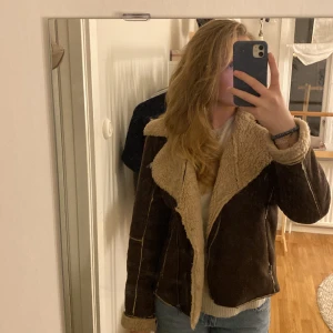 Jacka  - Köpt på loppis för ungefär 700kr men säljer för 300kr eftersom att den tyvärr aldrig kommit till användning 💗 Vet inte riktigt vad det är för märke. Skriv gärna för fler bilder eller frågor! 