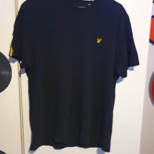 Snygg tröja - Säljer en jätte snygg tröja av märket lyle och scott. Köparen står för frakten. Den ör i XL men känns som mellan L och M