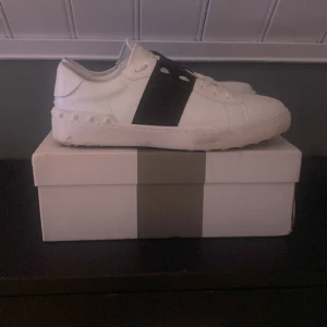 Valentino Open Strl 42 - Säljer mina Valentino Open nu eftersom de inte längre passar, varan är i nyskick och bara använda ett par fåttal gånger, pris kan diskuteras.