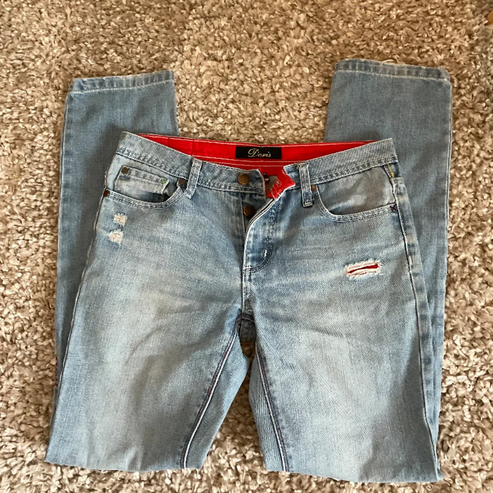 Jättefina jeans från Diesels linje Doris i modellen bootcut/straight, de passar strl s och är midrise/low waist💘 Nypris är ca 5900kr Pris kan diskuteras💓 Kan mötas vid östermalmstorg eller nära lidingö💗🙈 . Jeans & Byxor.