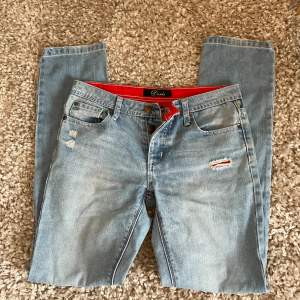Jättefina jeans från Diesels linje Doris i modellen bootcut/straight, de passar strl s och är midrise/low waist💘 Nypris är ca 5900kr Pris kan diskuteras💓 Kan mötas vid östermalmstorg eller nära lidingö💗🙈 
