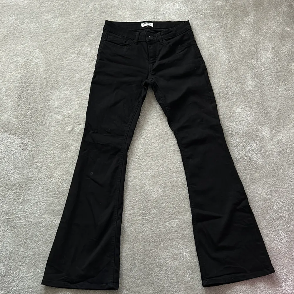 Säljer ett par svarta jeans! Normal midja, bootcut, super sköna😮‍💨 Passa på innan det tar slut❤️. Jeans & Byxor.