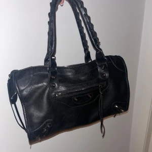 Väska  - Lite smått Balenziaga liknande väska 💗tryck gärna köp nu