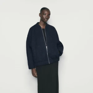 Zara jacka - Marinblå vårjacka från Zara som jag råkade köpa två av. Köpte den i vintras, har användt den tre gånger. Är slutsåld på hemsidan.💙