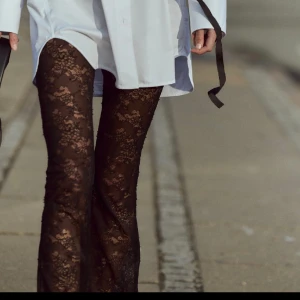 Svarta spetsbyxor från zara  - Svarta svinsnygga spetsbyxor som är flared, från zara💃🏼säljer då jag beställde två storlekar