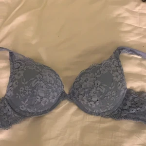 Fin blå spetsbh  - En fin väldigt ny BH, använd runt 3 gånger. Väldigt fint skick därav priset, den är rätt push up