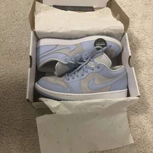 Jordan 1 low university blue/grey Perfekt nu till sommaren när det börjar bli varmare. Nypris 3500kr. Helt oanvända. Storlek 44,5