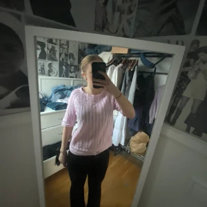  stickad t shirt  - Fin rosa stickad t shirt som tyvärr inte kommer till användning längre ☺️☺️