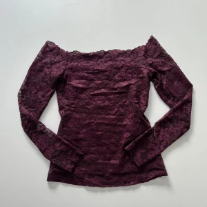 Spetströja - Långärmad off shoulder spetströja i lila - röd nyans. Inga defekter 💞