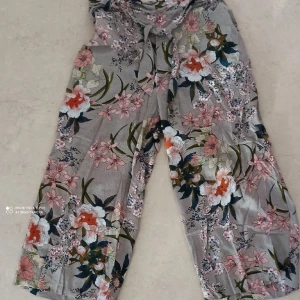 Byxor - 3/4 dels långa byxor,jättesnygga