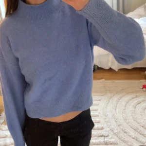 Stickad tröja  - Supermysig stickad tröja från &other stories! Köpt för något år sedan men kommer inte till användning! 