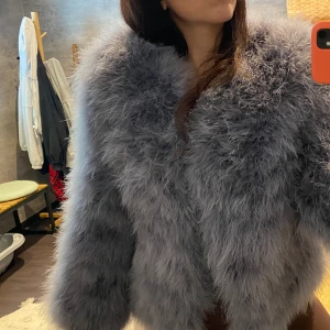 Pälsjacka päls jacka fluffig  - Jätte fint skick!  Grå mysig pälsjacka som passar perfekt nu till våren! 