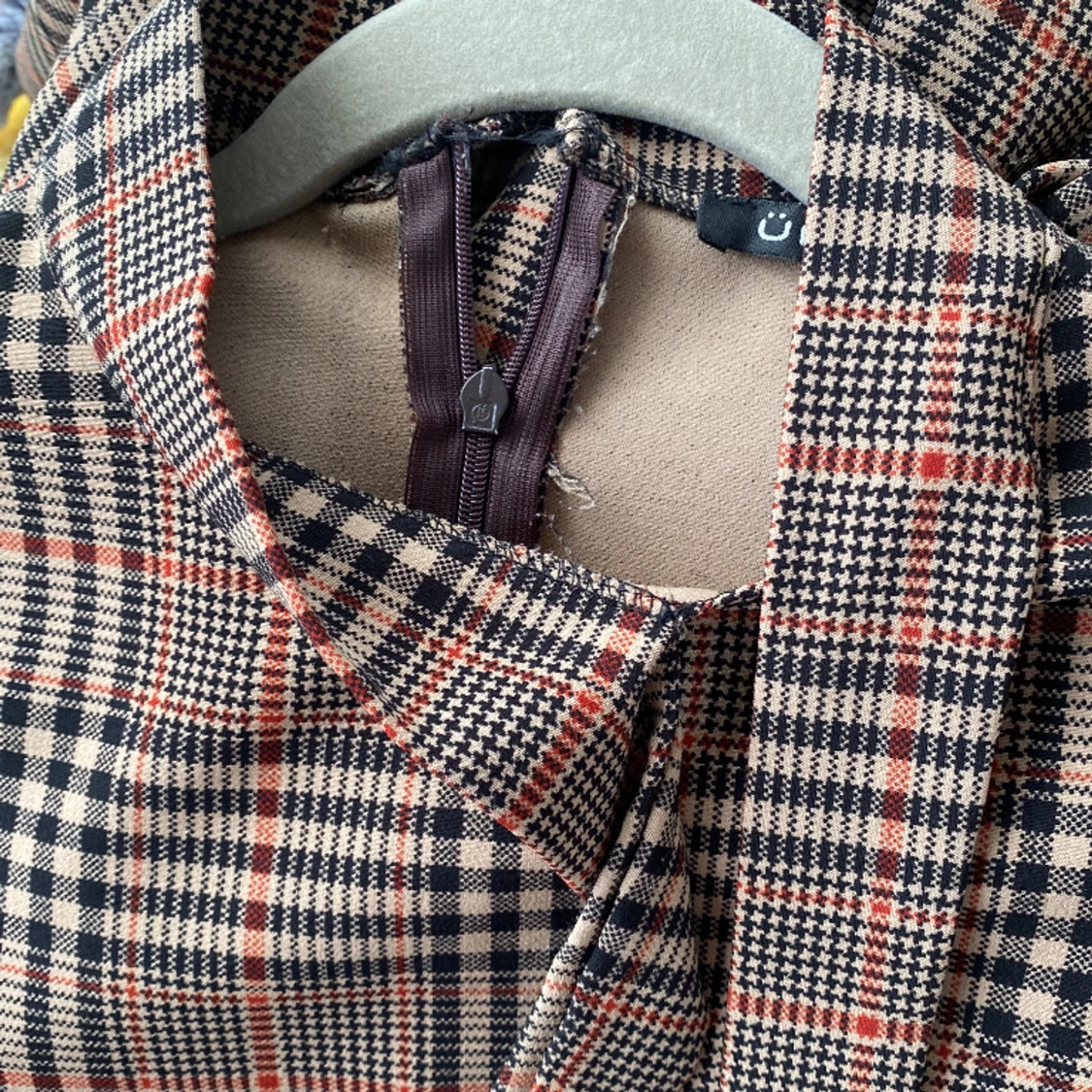 Brun kvadratig klänning - 91