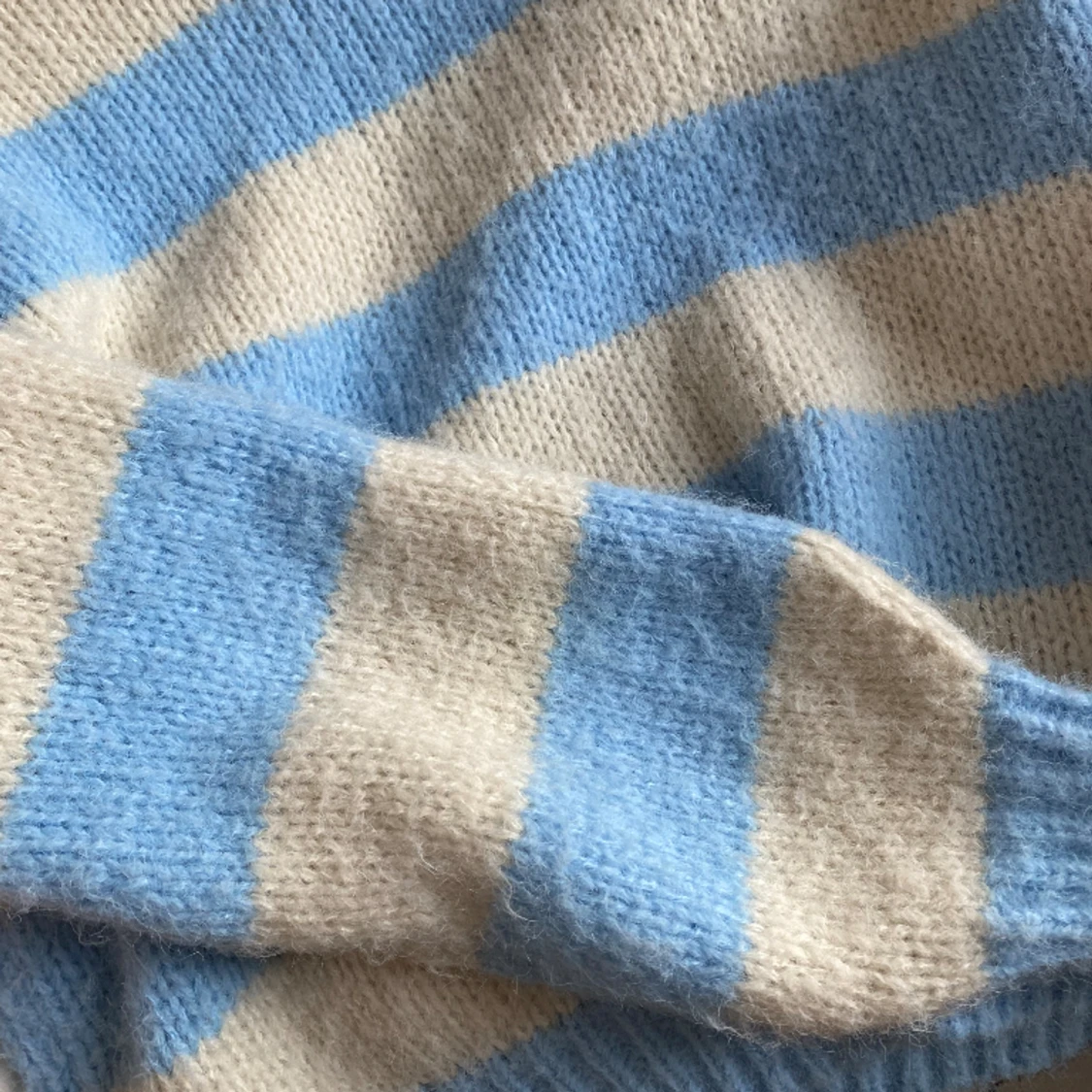 Blå och vit randig stickad tröja  - 90