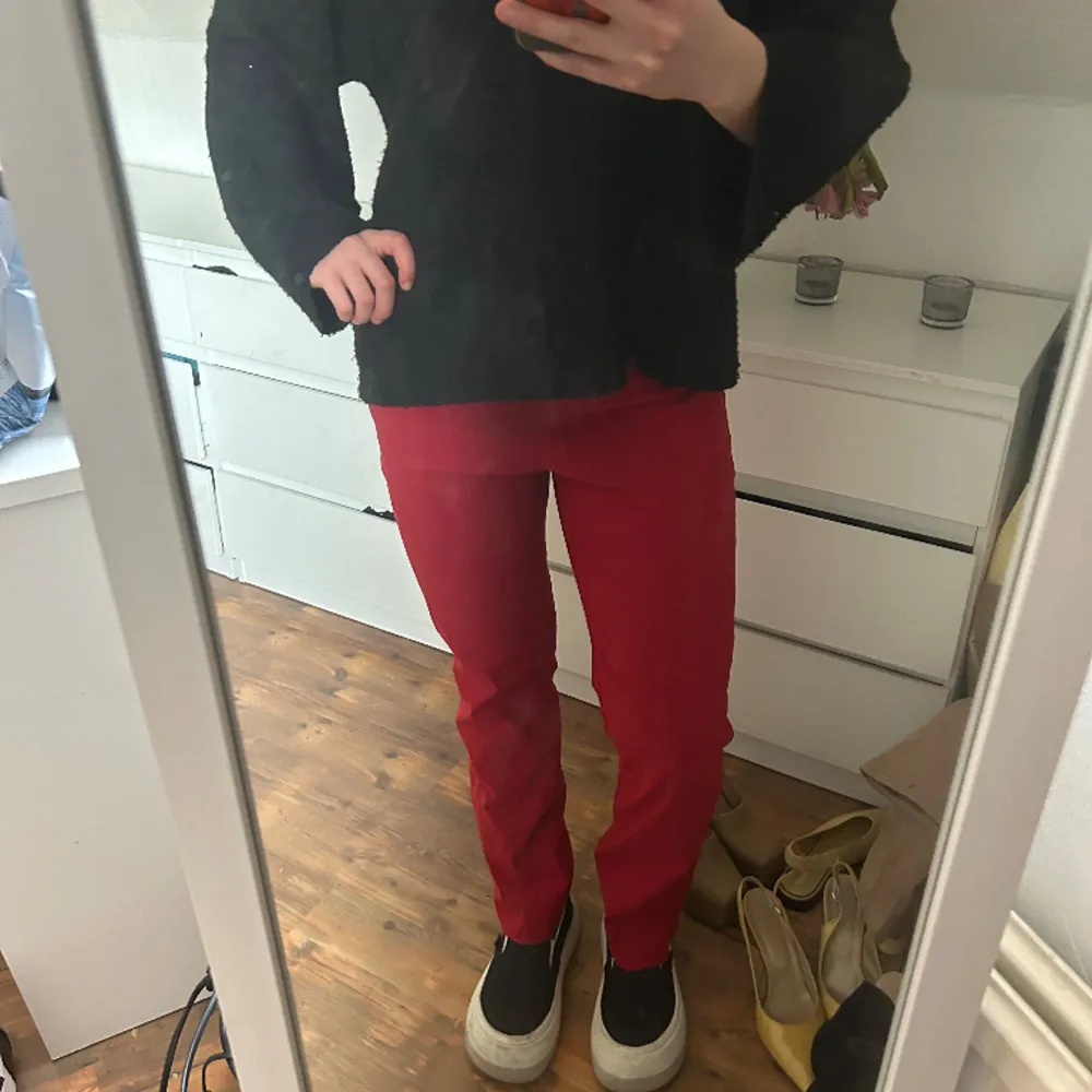 Röda kostymbyxor. Jag är 165 cm lång. Jeans & Byxor.