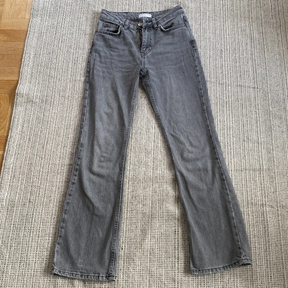 Perfekt jeans från Gina Tricot, storlek 32. Ljus gråa. . Jeans & Byxor.