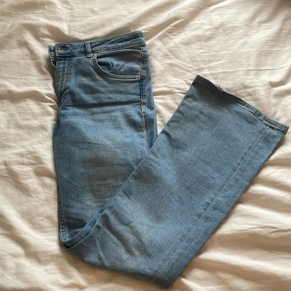 Säljer dessa jättesnygga jeans från lager 157. De är lite förstora för mig som ofta har storlek 34/36. På lappen står det m, skriv vid intresse eller frågor. Kan även skicka egna bilder om så önskas 🫶. Jeans & Byxor.