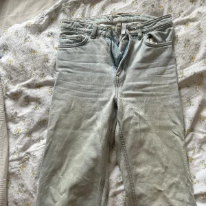Ljusblå raka Weekday jeans  - Raka weekday jeans, köpte på Vinted men de är för små. Strl 36