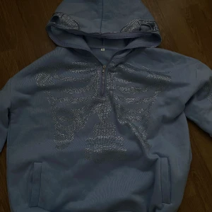 Zip up hoodie - Sjukt Finnskoga up hoodie med fina detaljer. Rhinestone