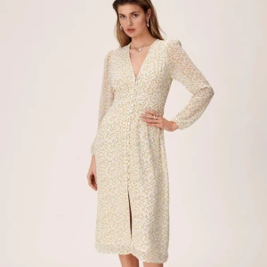 Adoore white lemon - Säljer Adoore klänning i fint skick. Köpt här på plick men för liten, därav säljer jag den. Storlek 34, egna bilder finns!