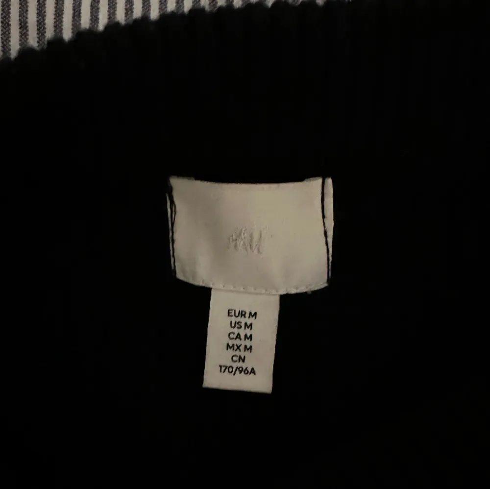 Jättefin stickad tröja från HM Använd 2 gåner 💕 Köp gärna på köp direkt eller skriv om pris. Stickat.
