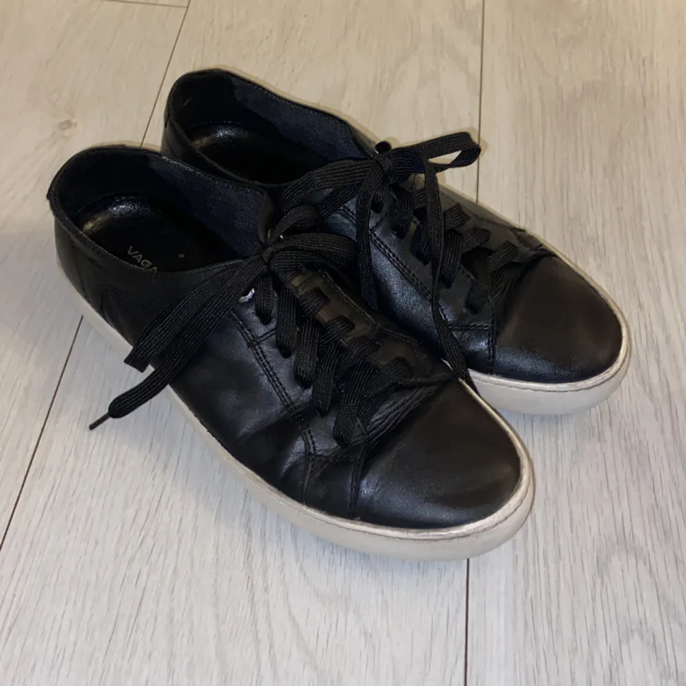 Svarta sneakers från VAGABOND med vit sula Nypris 1300 kr Storlek 38 De är använda men i bra skick! De är lite creaseade men inget mer 💕. Skor.