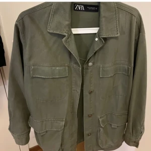 grön jeansjacka zara - säljer denna snygga  gröna jeansjacka från zara💚 Köpt här på plick för 270kr men kommer inte till användning. Inga defekter alls! Perfekt till vår, sommar och höst🙌 hör av dig för frågor