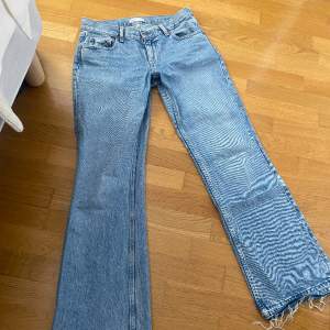Low waist flared light blue jeans from Gina Tricot. Size 36