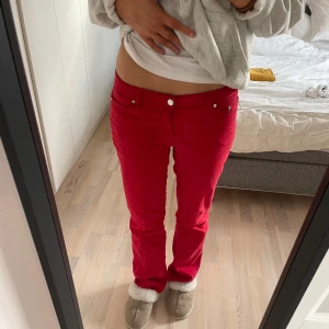 Röda jeans - Från gant! Bra skick❤️ Midjemått: 40 cm Innebenslängd: 80 cm (Jag är 175 cm lång) Gantmärket på rumpan har lossat lite