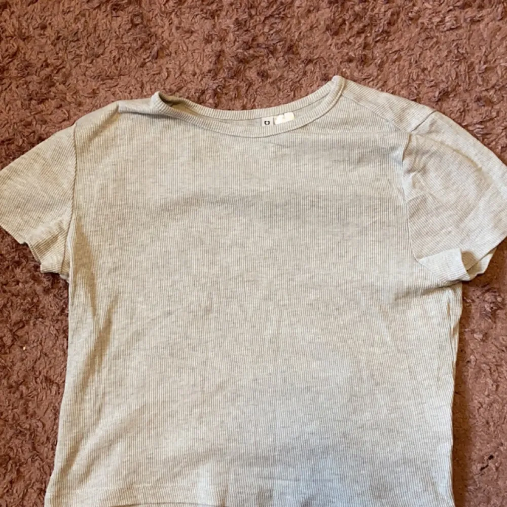 En t-shirt från h&m Använd ett par gånger men är i super bra skick och jag stryker den innan jag postar❤️ Den passar både M, L och säkert XL då den är stretchig🫶🏼 Säljer den för den är för stor! Använd gärna köp nu funktionen ❤️. T-shirts.